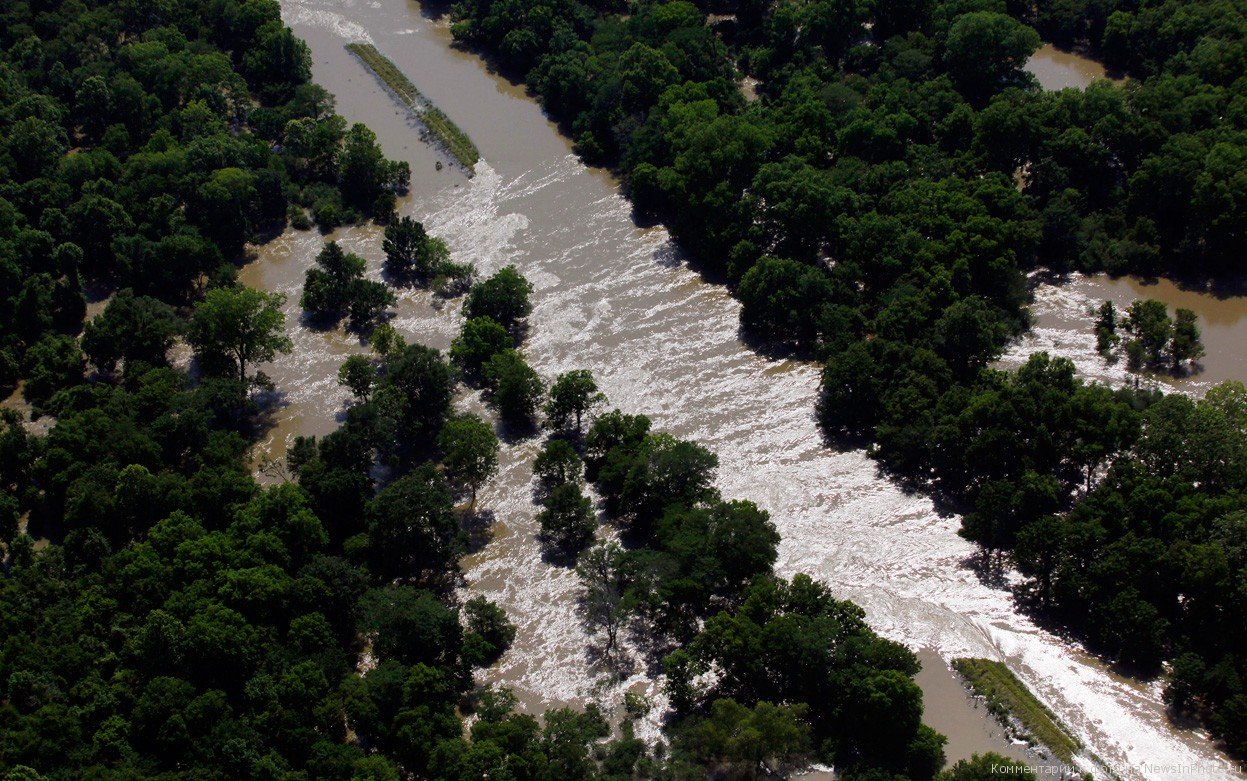 Затопленная долина реки 5 букв. Плотина Миссисипи наводнение. Наводнение на реке. Затопление плодородных земель. Прибрежные наводнения.